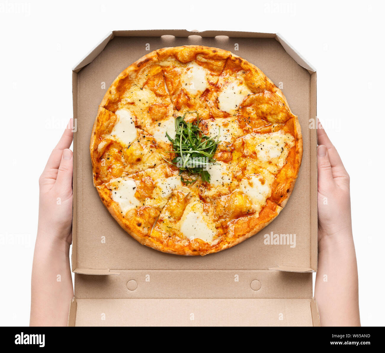 Courier holding pizza au fromage en boîte carton, récolte Banque D'Images