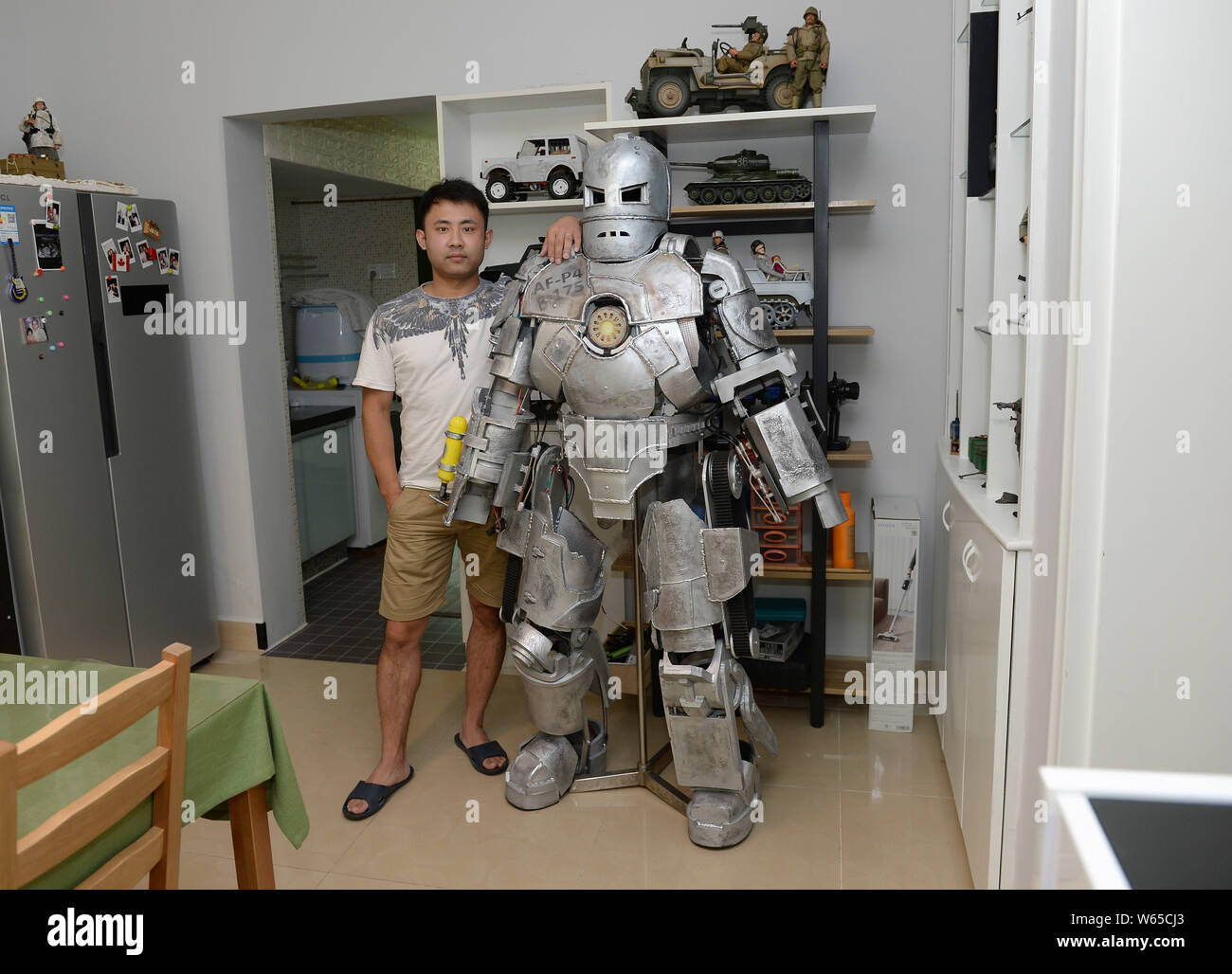 L'homme chinois Liu Zhichao pose avec l'armure d'Iron Man portable ...