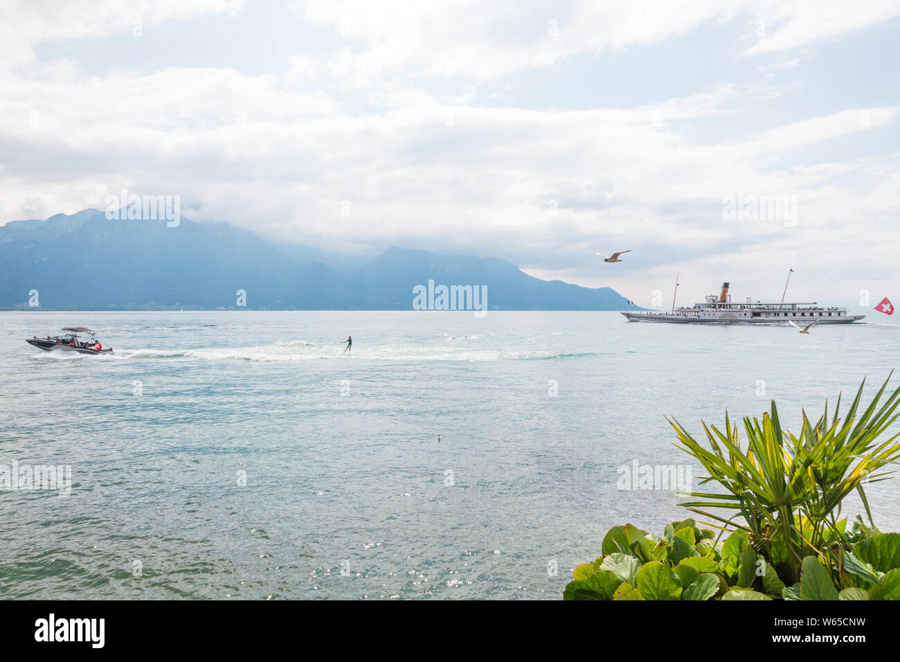 Activités d'été du ski nautique et de croisière en bateau à vapeur sur le lac de Genève (lac Léman) dans Swiss Riviera Montreux, Vaud, Suisse durant l'été chaud Banque D'Images