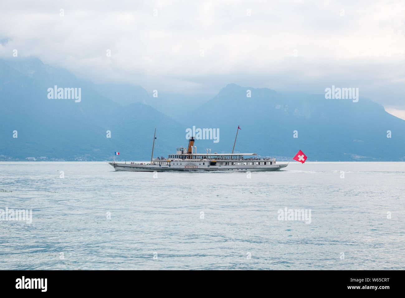 La plus ancienne restaurée Belle Epoque vintage paddle steamboat Montreux traversant le lac de Genève (lac Léman) entre la Suisse et la France avec Alpes mont Banque D'Images