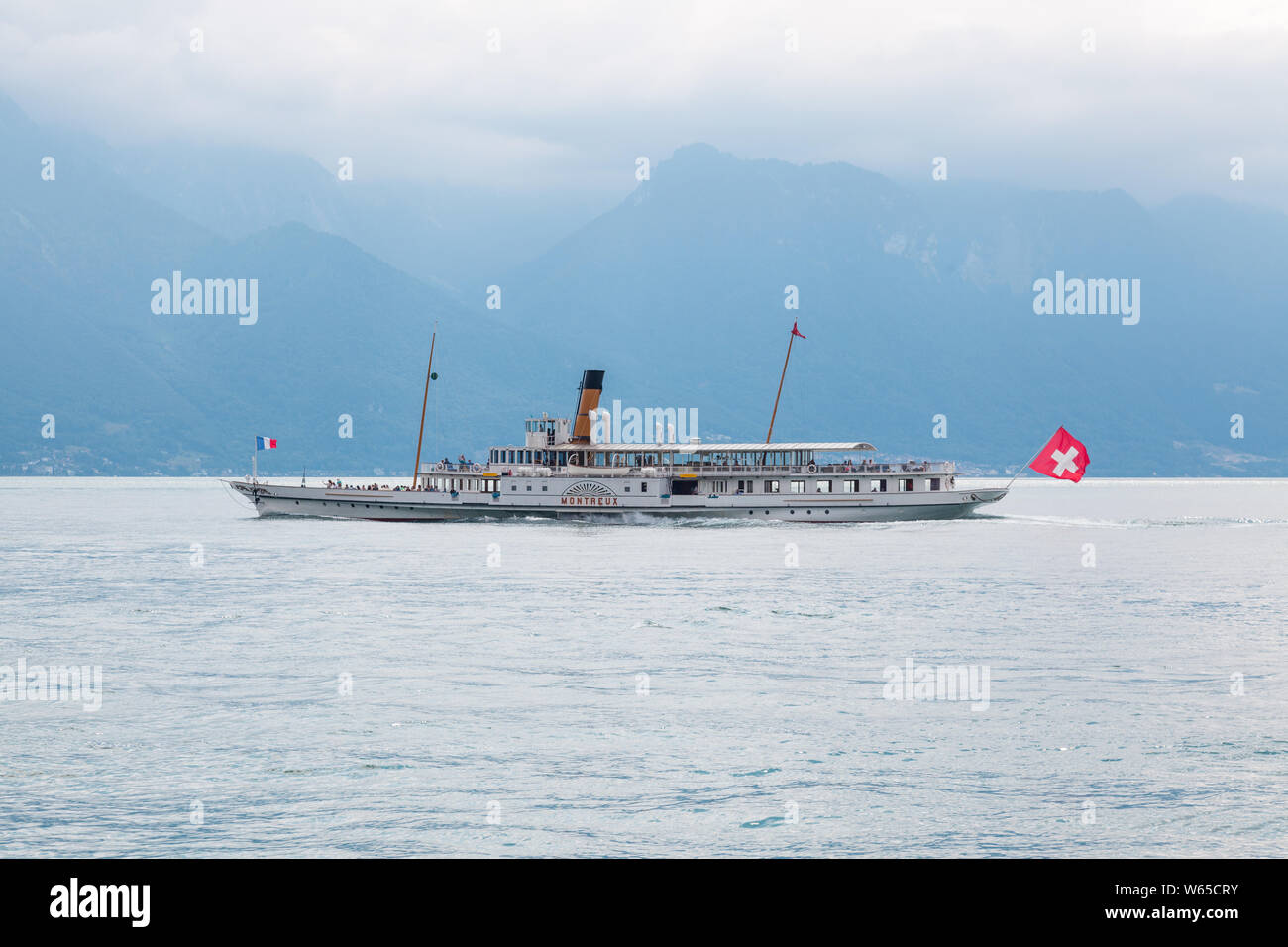 La plus ancienne restaurée Belle Epoque vintage paddle steamboat Montreux traversant le lac de Genève (lac Léman) entre la Suisse et la France avec Alpes mont Banque D'Images