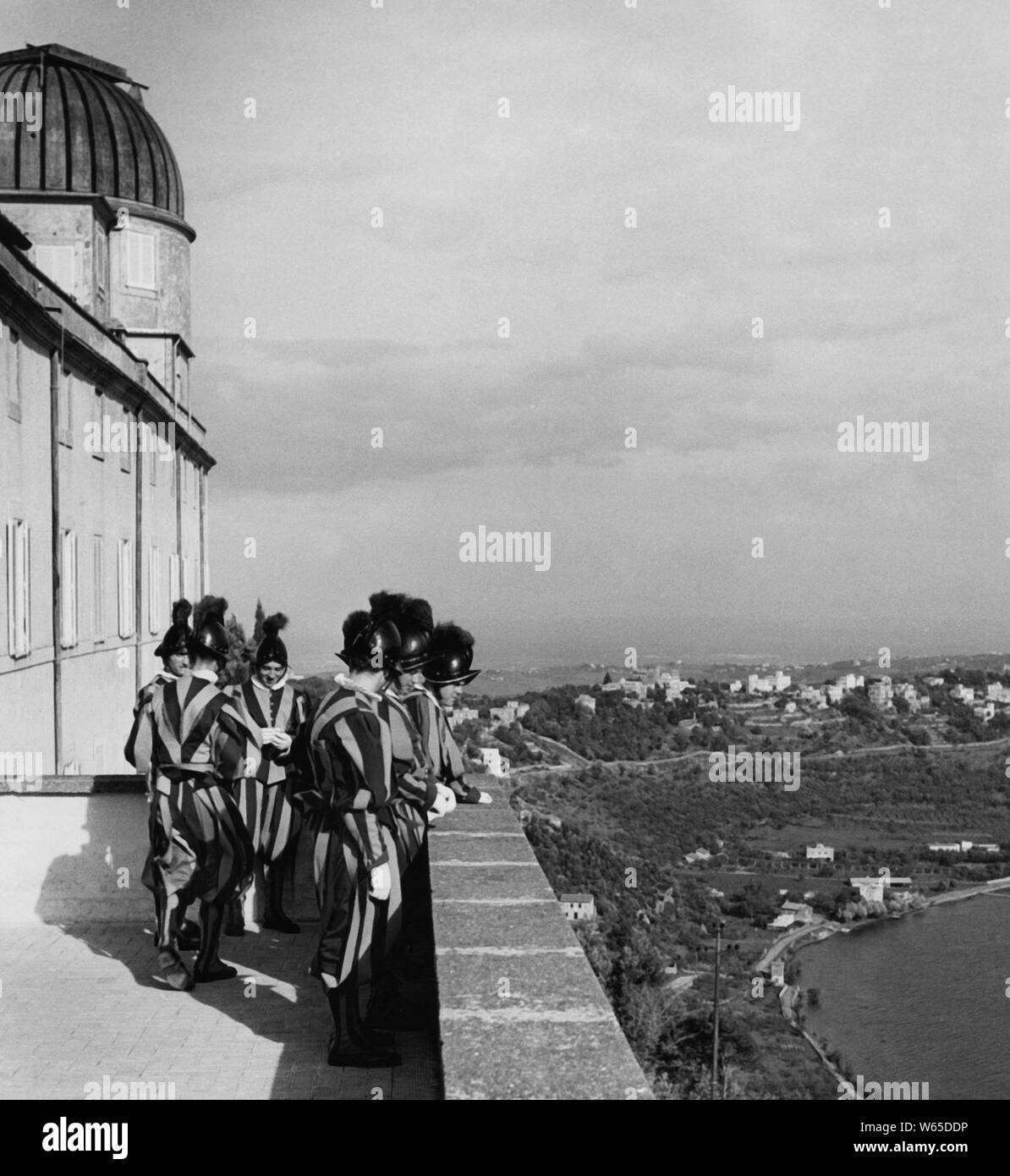 Gardes suisses sur la terrasse du palais des papes, 1950 Banque D'Images
