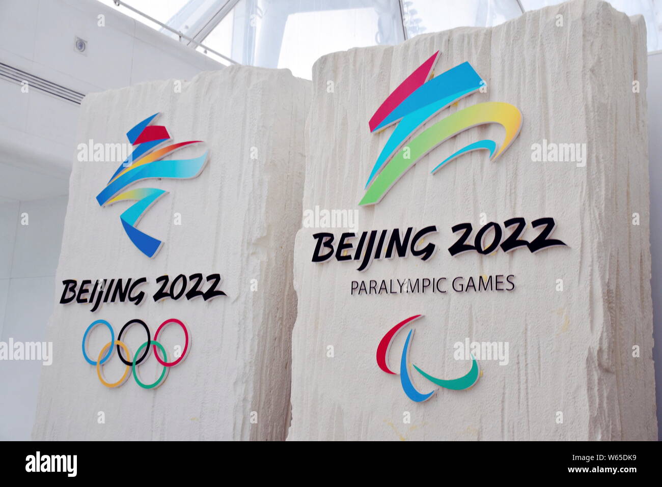 Vue de l'emblèmes officiels des Jeux olympiques et paralympiques d'hiver de Beijing 2022 à l'affiche au centre national de natation de Pékin, également connu sous le nom de Banque D'Images