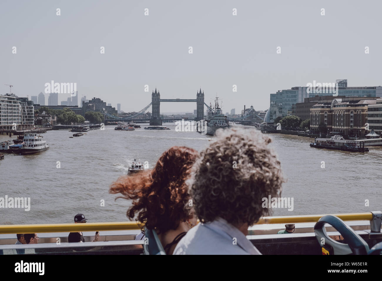 Londres, Royaume-Uni - 29 juillet 2019 : les touristes bénéficiant d''une vue sur Londres à partir de la plate-forme supérieure de tour bus un jour d'été. Open top bus tours sont parmi les Banque D'Images