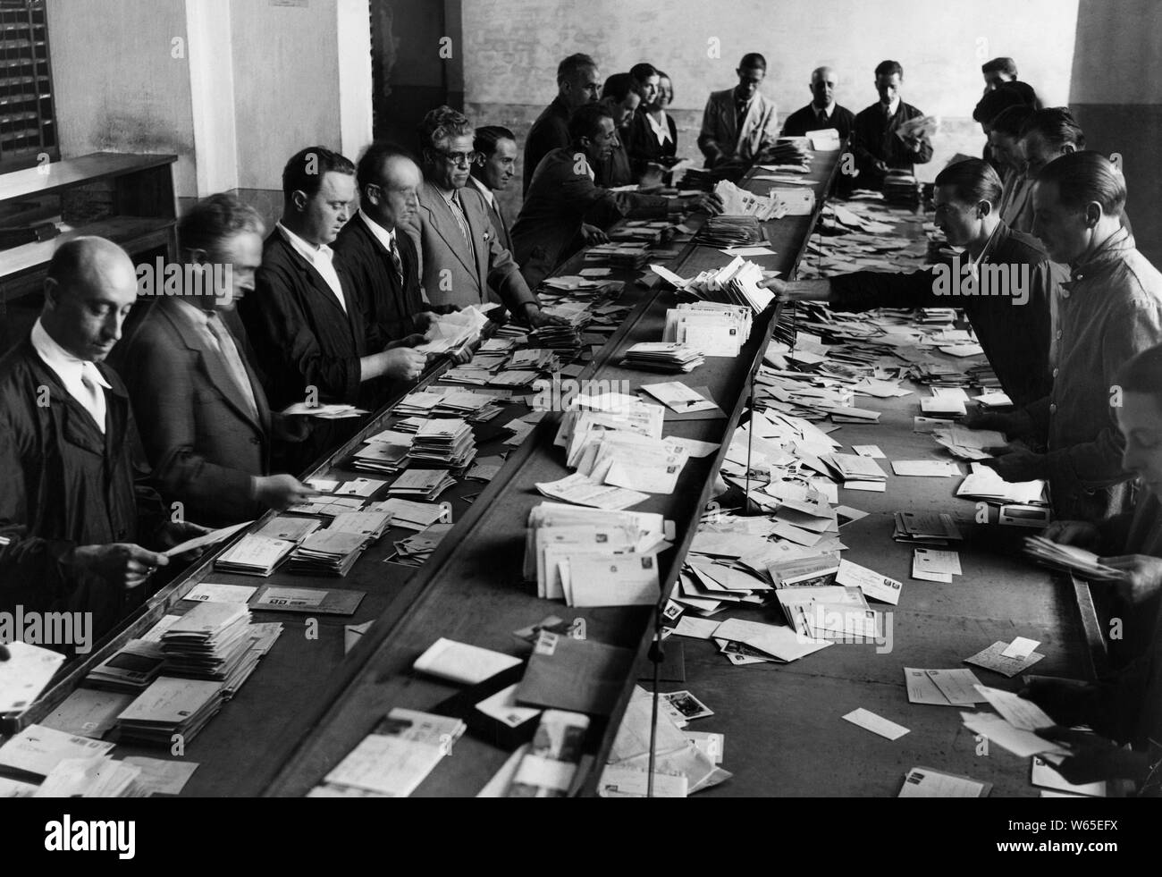 Le tri du courrier, bureau 1955 Banque D'Images