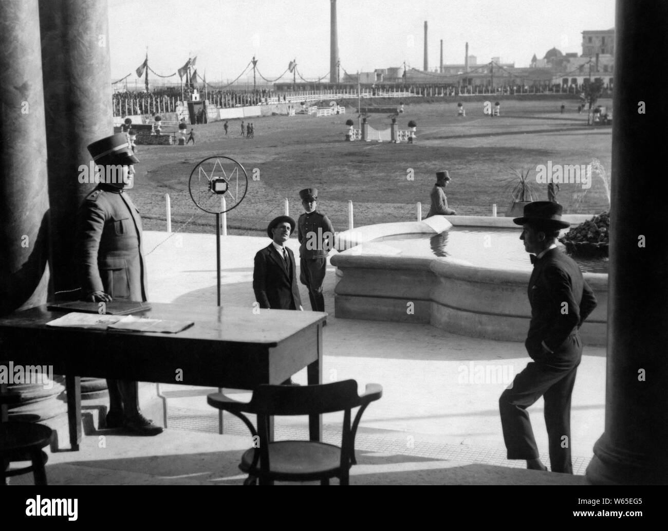 Le Lieutenant au micro durant un spectacle équestre, 1929 Banque D'Images