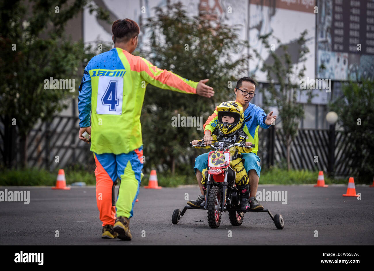 Les entraîneurs d'enseigner à un enfant comment conduire une motocyclette pendant un cours de formation à Beijing, Chine, 12 août 2018. Il est dit qu'un nombre croissant d'enfants Banque D'Images