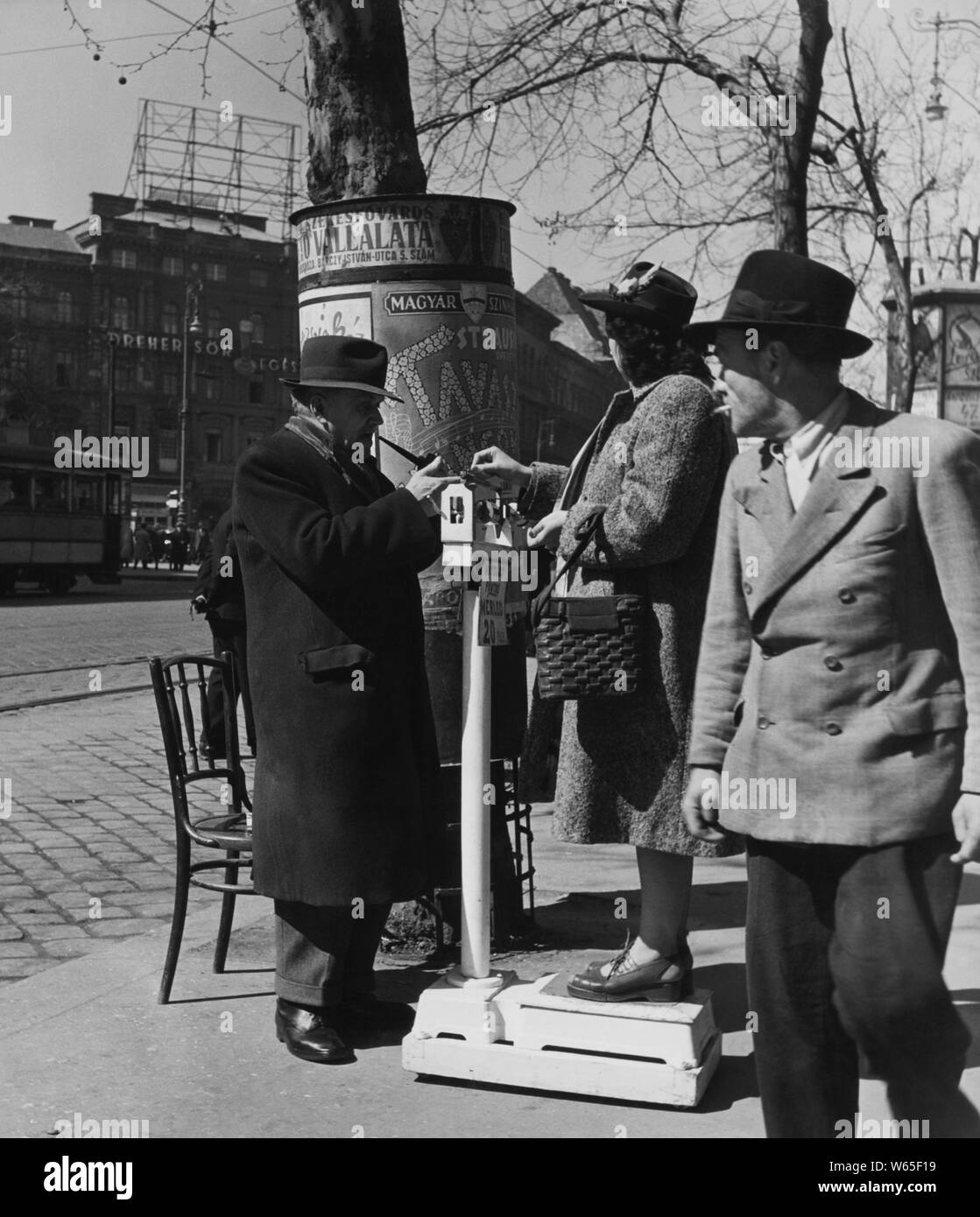 Balance publique sur un trottoir à Budapest, 1957 Banque D'Images