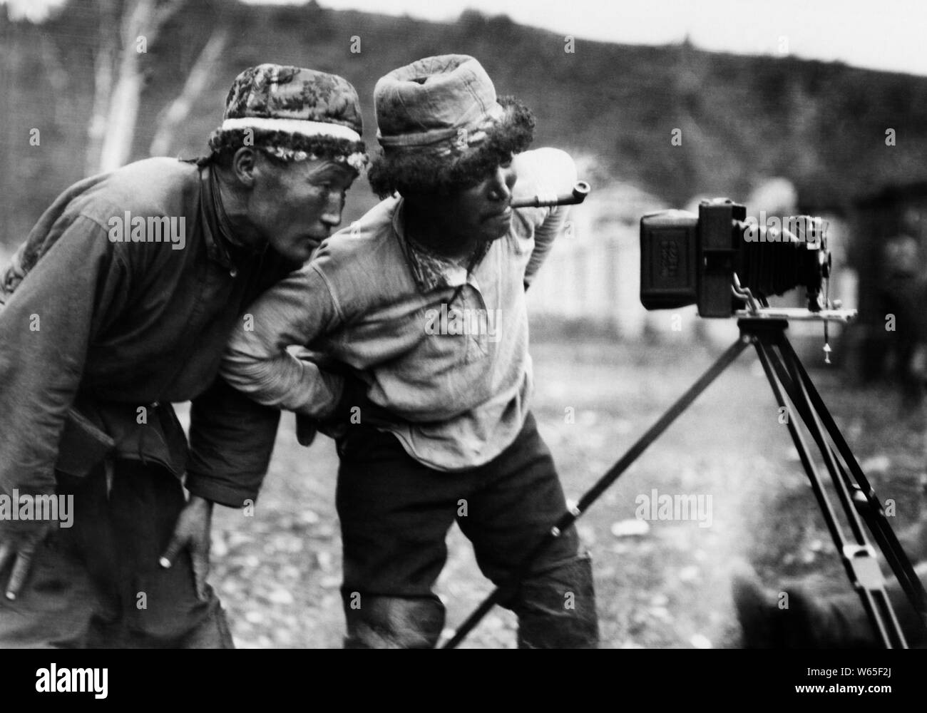 Deux oirats intrigué par l'appareil photo, 1920-30 Banque D'Images