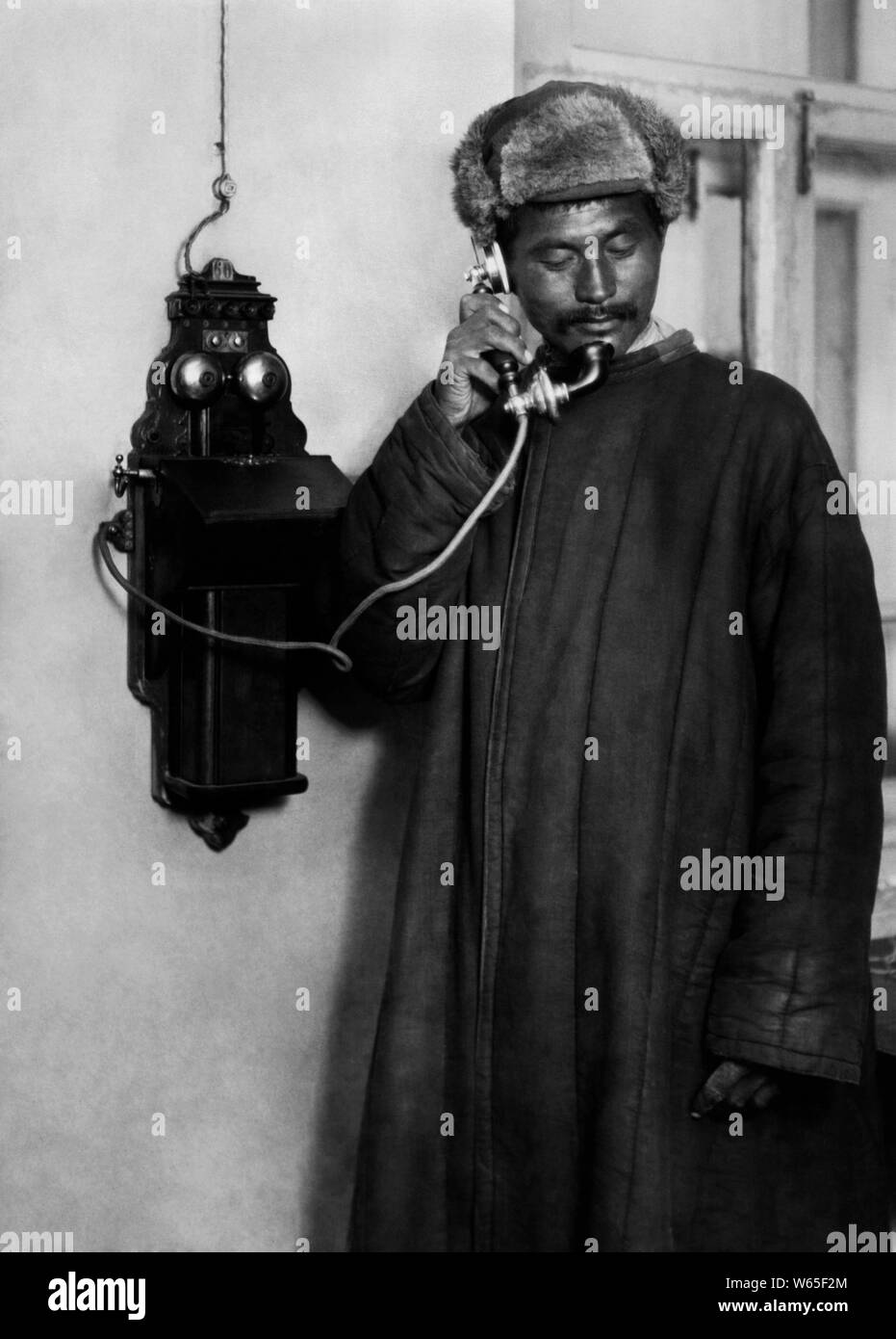 Un kalmouk sur le téléphone, 1920-30 Banque D'Images