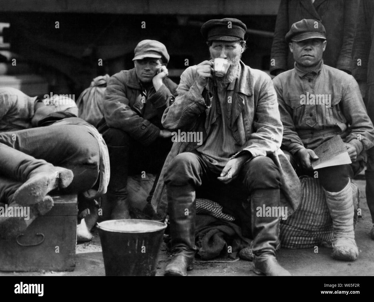 Paysans russes attendre le train, 1920-30 Banque D'Images