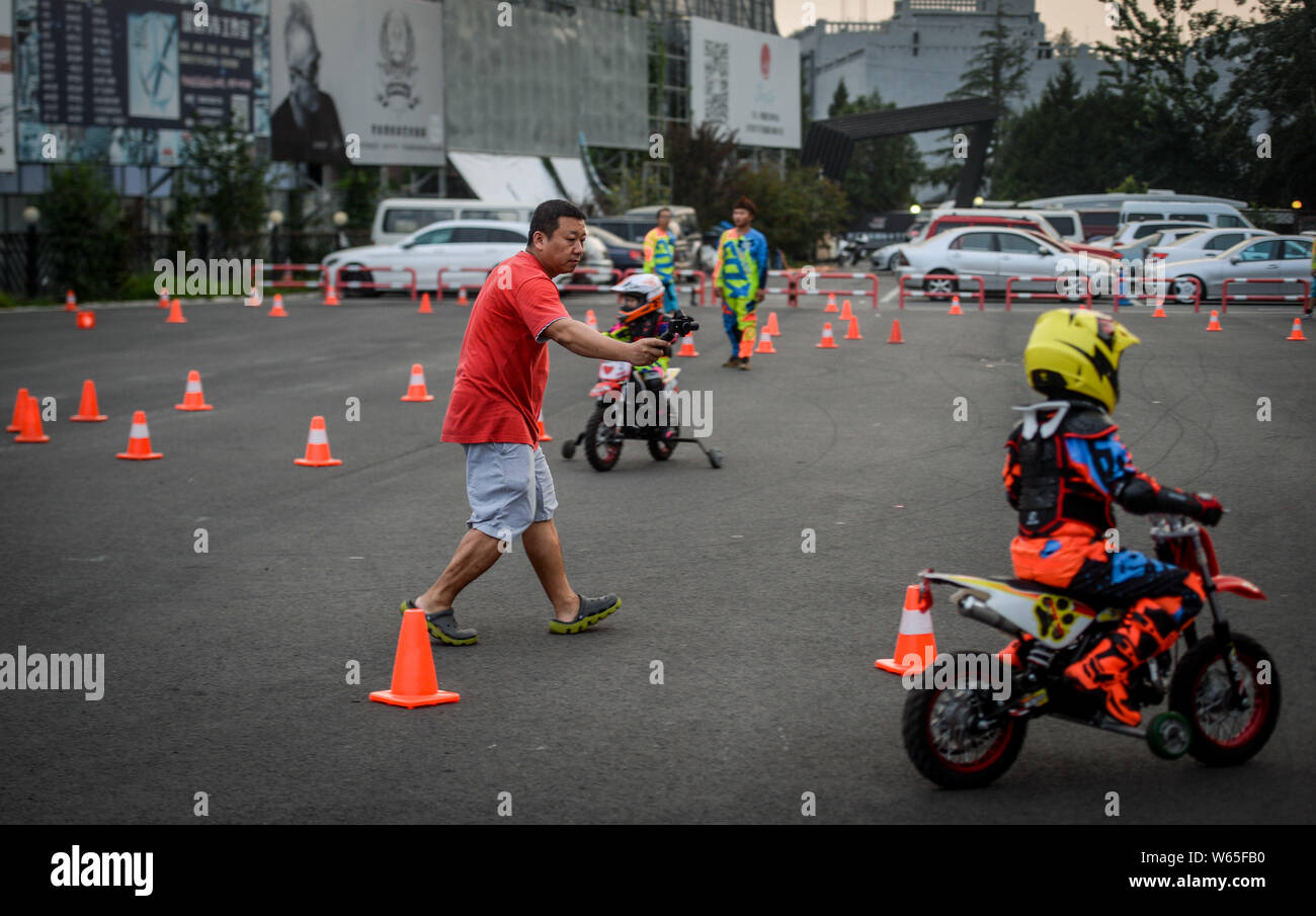 Les enfants monter des motos lors d'une formation à Beijing, Chine, 12 août 2018. Il est dit qu'un nombre croissant d'enfants sont de plus en inter Banque D'Images