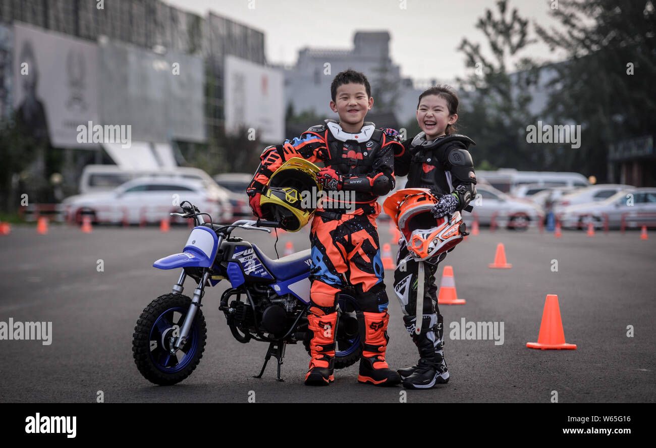 Enfants posent à un cours de conduite moto à Beijing, Chine, 12 août 2018. Il est dit qu'un nombre croissant d'enfants sont maintenant intéressés Banque D'Images