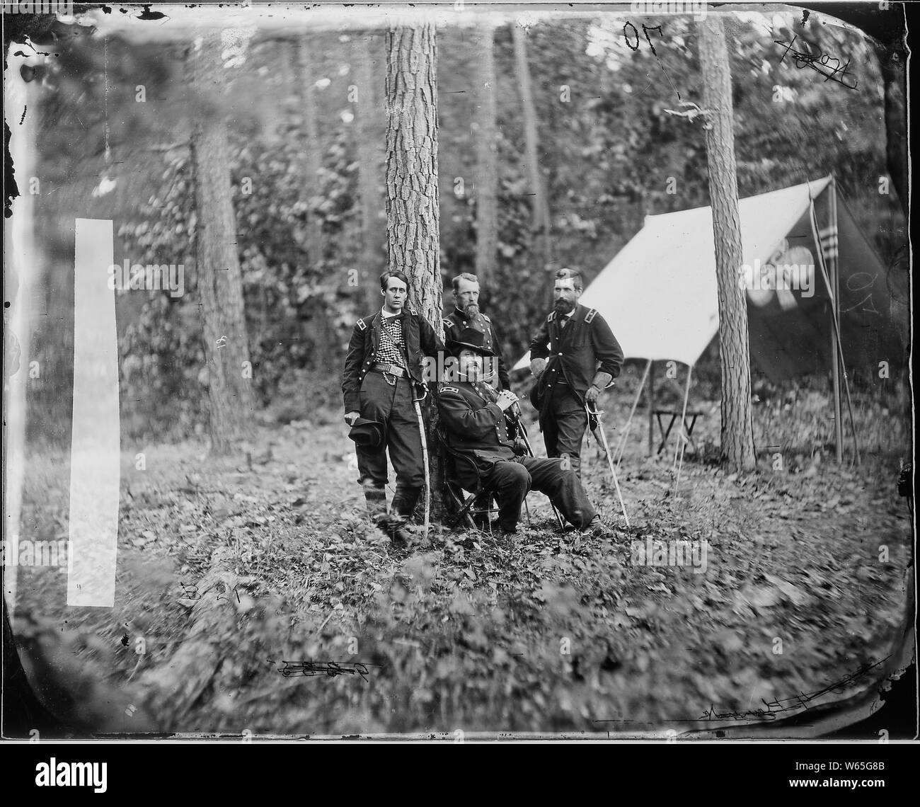 Le général Godfrey Weitzel et le personnel de 15 ans, reconnu -- Le lieutenant George W. Davis, le lieutenant Horace B. Fitch, le lieutenant Emmons E. Graves, le Capitaine Alexander Piper, le capitaine Lewis Weitzel, Capt Daniel T. Wells, le Lieutenant-colonel Daniel T. Wheeler Banque D'Images