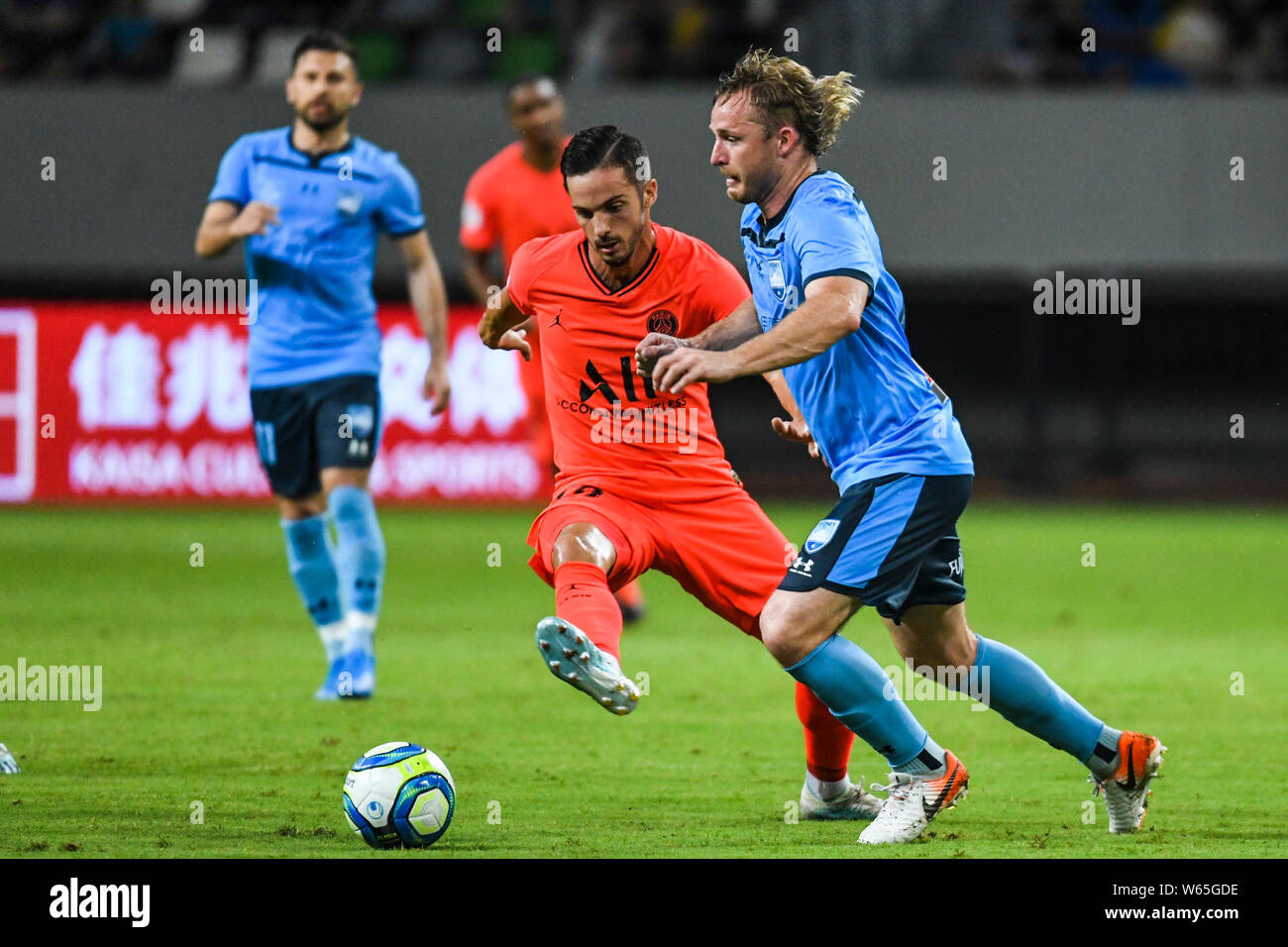Pablo Sarabia García, avant gauche, un footballeur professionnel espagnol de Paris Saint-Germain batailles pour la balle contre Rhyan Bert Grant, un joueur de football australien de Sydney FC pendant le match amical à Suzhou City, Jiangsu province de Chine orientale, le 30 juillet 2019. Paris Saint-Germain continue sa tournée en Asie et fentes Sydney avec un 3-0 en match amical à Suzhou City, Jiangsu province de Chine orientale, le 30 juillet 2019. Banque D'Images