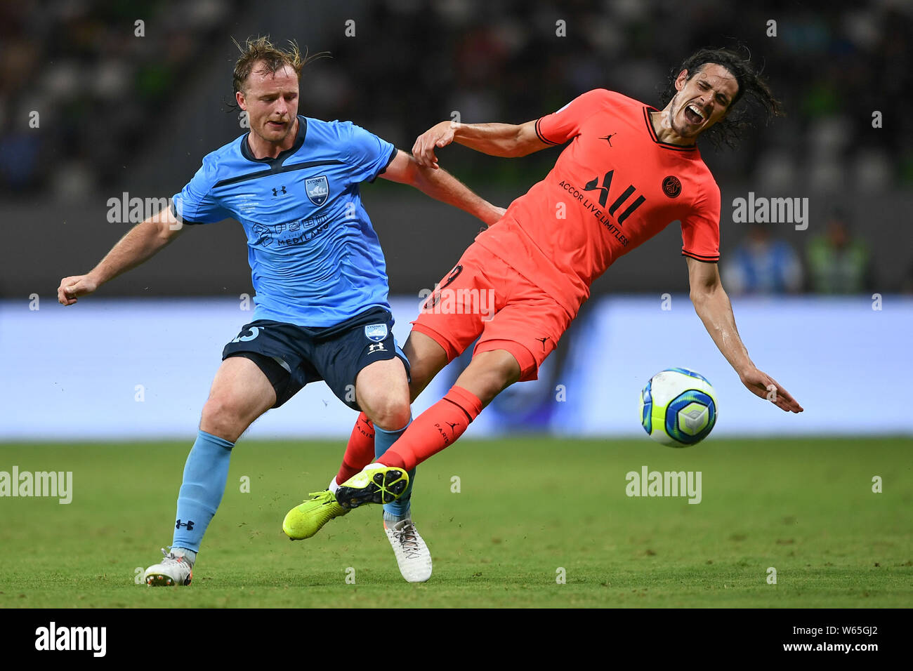 Rhyan Bert Grant, à gauche, un joueur de football australien de Sydney F.C. joue contre Edinson Cavani Roberto Gómez, droite, un footballeur uruguayen du Paris Saint-Germain durant le match amical à Suzhou City, Jiangsu province de Chine orientale, le 30 juillet 2019. Paris Saint-Germain continue sa tournée en Asie et fentes Sydney avec un 3-0 en match amical à Suzhou City, Jiangsu province de Chine orientale, le 30 juillet 2019. Banque D'Images
