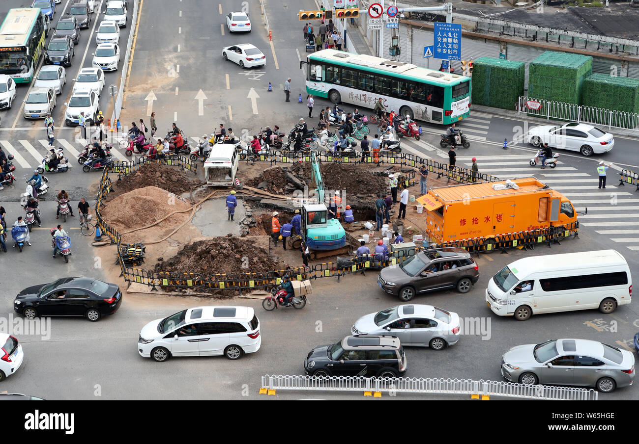 Vue aérienne d'un effondrement de la route en raison de la canalisation d'eau rompue sur un carrefour du centre-ville de Kunming, dans le sud-ouest de la province chinoise du Yunnan, 7 août 20 Banque D'Images