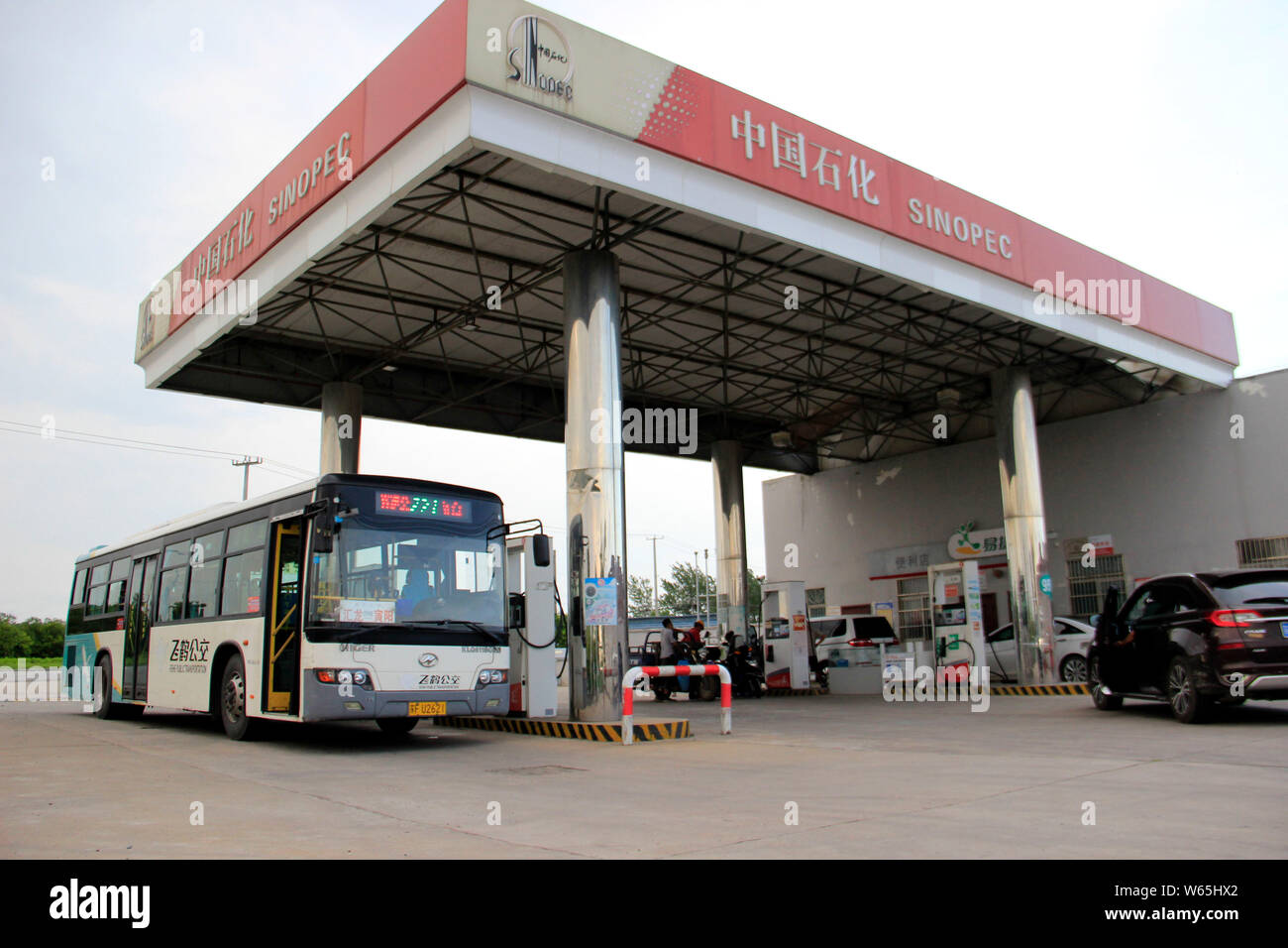--FILE--un bus est être ravitaillé à une station de China Petroleum and Chemical Corporation (Sinopec) dans la ville de Qidong, province de Jiangsu Chine orientale, Banque D'Images