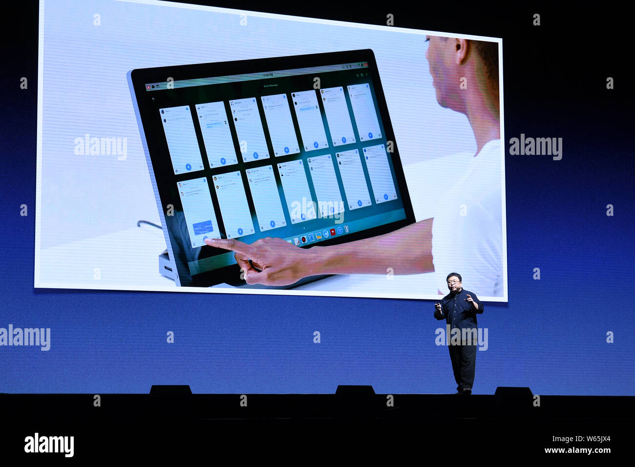 Luo Yonghao, fondateur et PDG d'Smartisan Technology Co., Ltd., introduit le Smartisan Station TNT tout-en-un PC au cours de l'événement de lancement de produit Banque D'Images