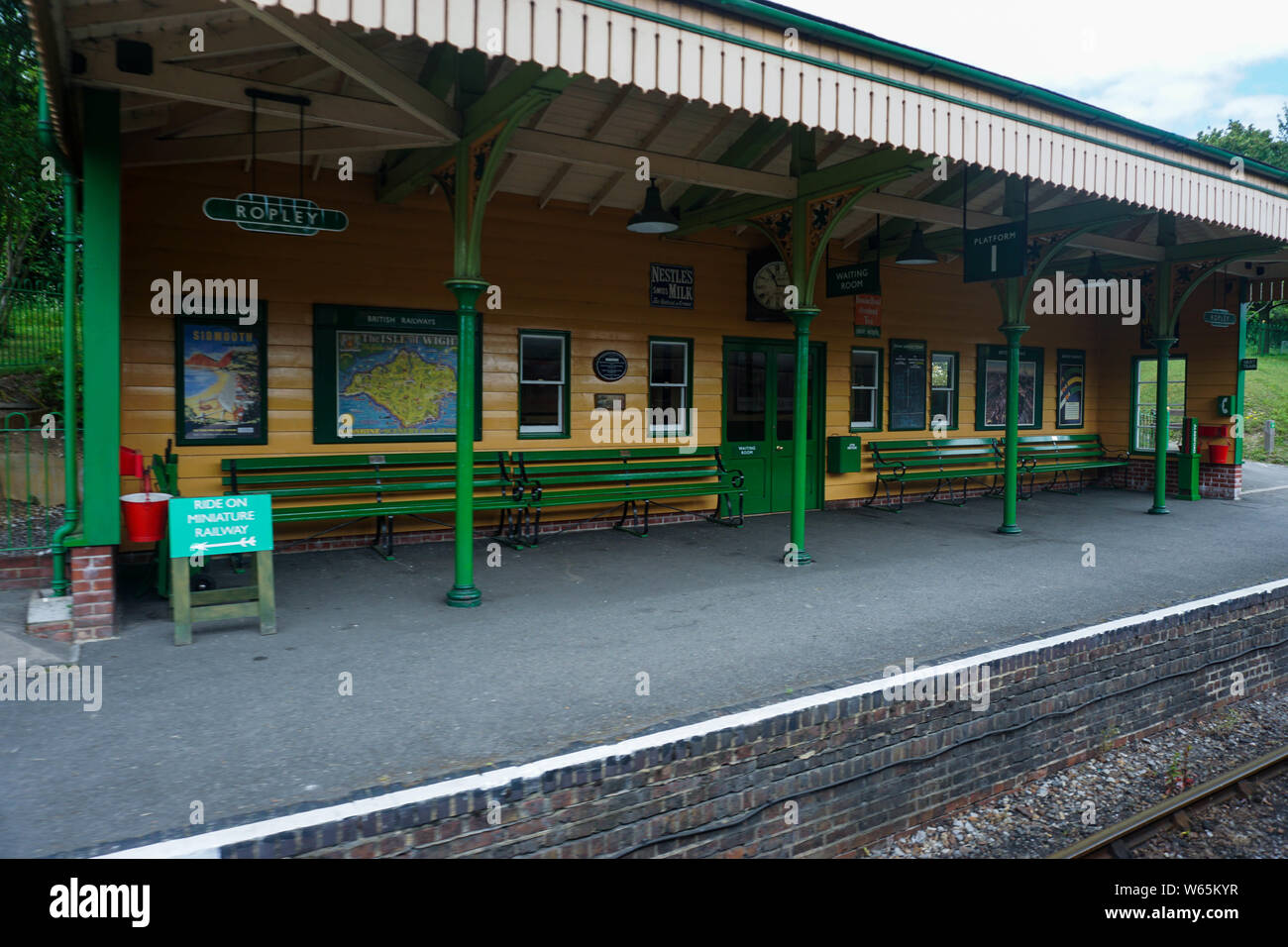 Alresford, Ropley / UK - 27 mai 2019 : une photo de Ropley prises à partir de la gare un train à vapeur montrant le quai de la gare Banque D'Images