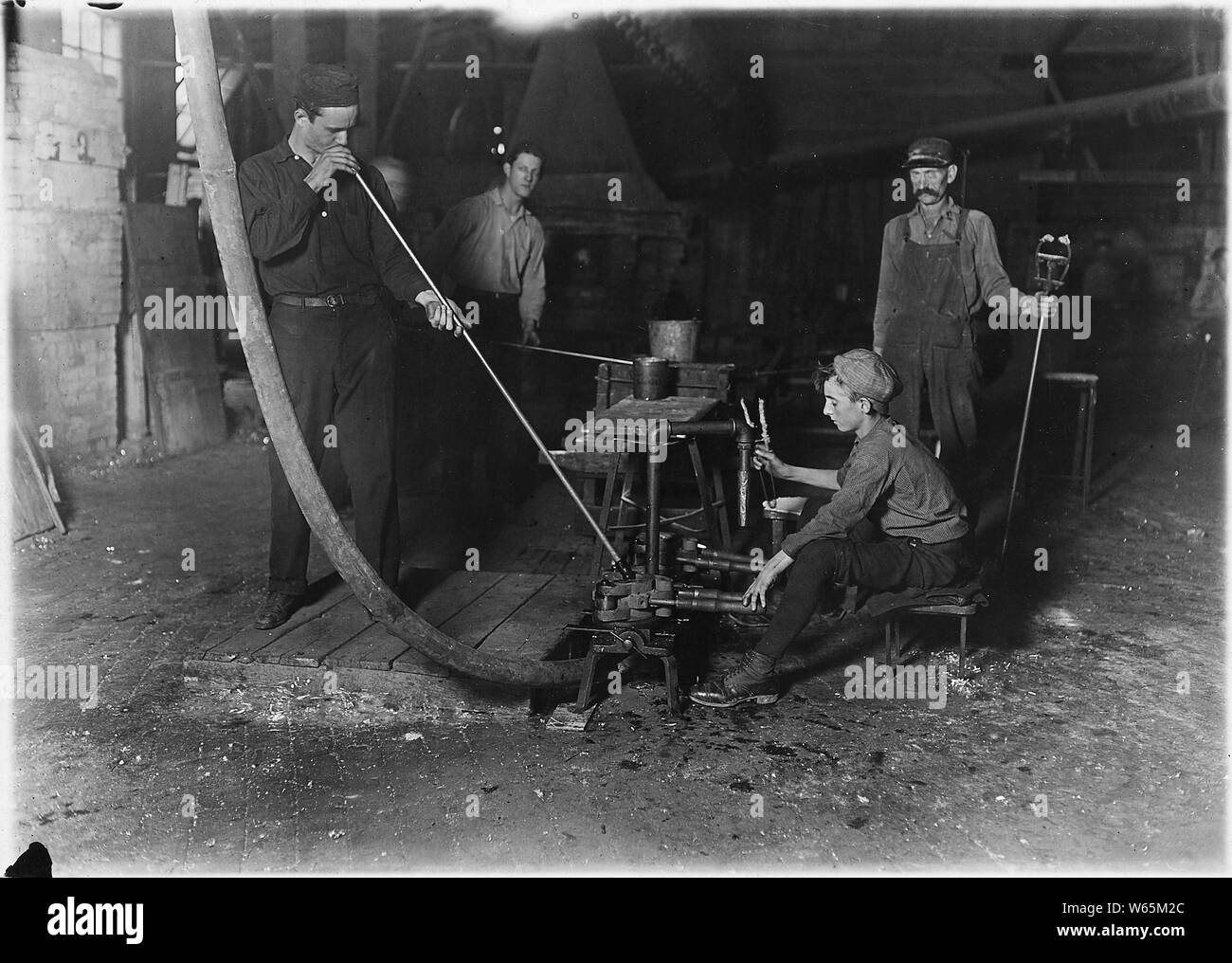 Souffleur de verre et de moule boy. Garçon a 4 1/2 heures de ce à un étirement, puis une heure de repos et 4 1/2 plus : position étriquée. Quart de jour d'une semaine : Quart de nuit prochaine. Grafton, W. Va. Banque D'Images