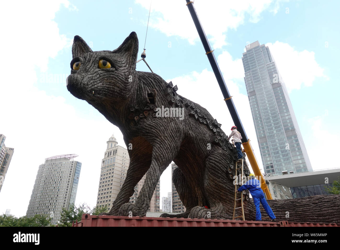 Les 7 mètres de haut et 10 mètres de long et paille de métal sculpture 'Urban Fox' est en cours de démantèlement au Parc des sculptures de Jing'an à Shanghai, Chine, le 15 août Banque D'Images