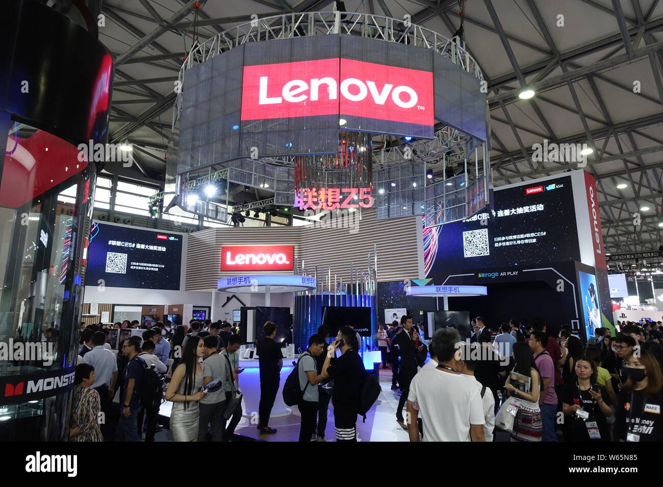 --FILE--personnes visitent le stand du Groupe Lenovo lors d'une exposition à Shanghai, Chine, 14 juin 2018. Tech chinois Lenovo Group Ltd post poids lourd Banque D'Images