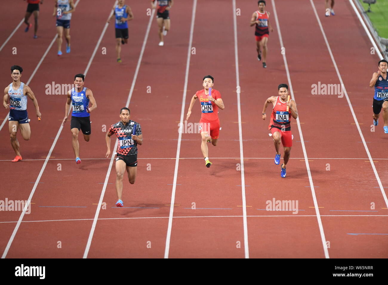 Asaka Cambridge du Japon, troisième à gauche, passe la ligne d'arrivée pour gagner chez les hommes 4x100m relais finale de la compétition d'athlétisme au cours de l'Asie 2018 Banque D'Images