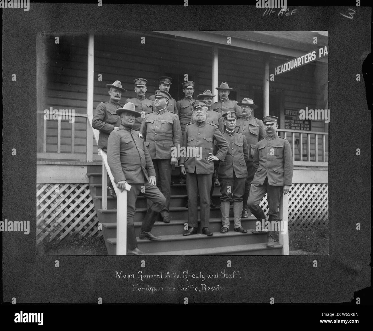 Portrait de groupe du général Adolphus Greely W. et le personnel At The Presidio San Francisco après le tremblement de terre ; Portée et contenu : la légende originale : le général A. W. Greely et du personnel, l'Administration centrale, du Pacifique [Presidio de San Francisco, Californie]. Banque D'Images
