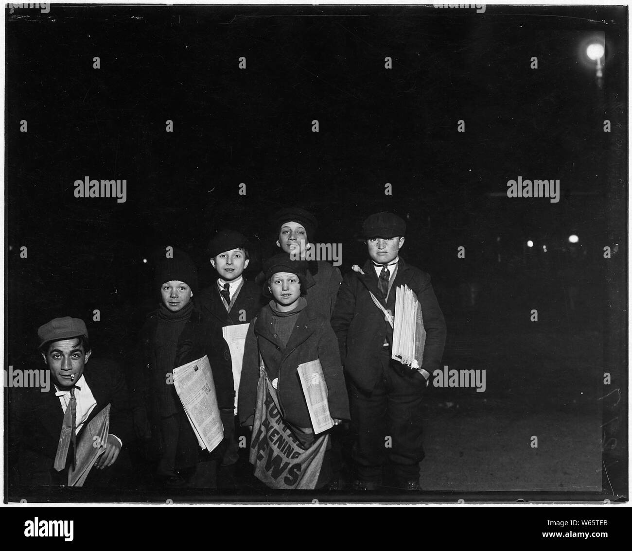 Le groupe de vente autour de la cour du Théâtre de Karité, 20 h garçon dans Bucheto centre, Vito, 10 ans. Derrière lui à gauche, Tony Gregoria, 12 ans. Buffalo, N.Y. Banque D'Images