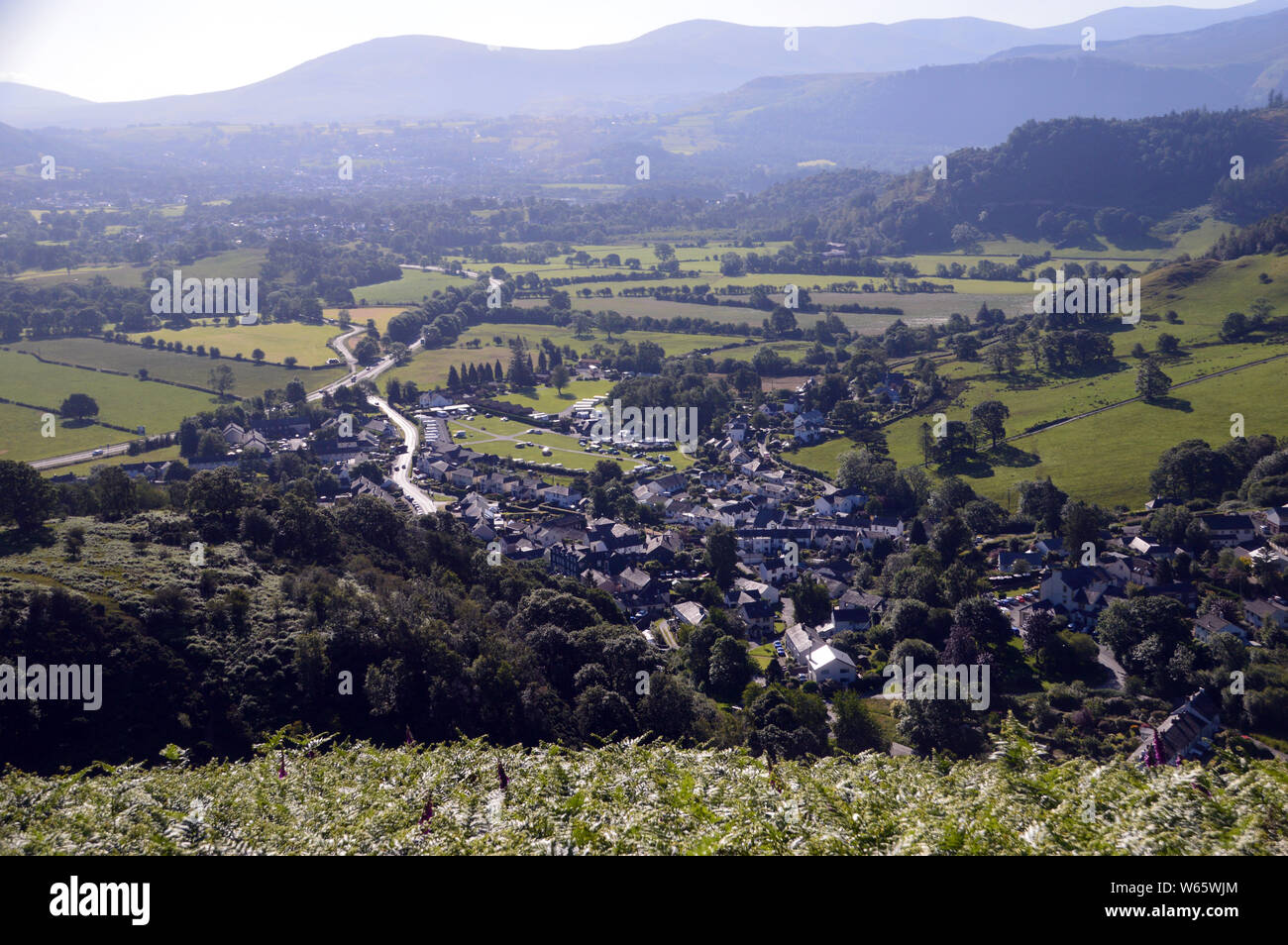 Le Village de Braithwaite à partir de l'ancien sentier de gravier à la Wainwright 'Grisedale Pike' dans le Parc National du Lake District, Cumbria, Angleterre. Banque D'Images