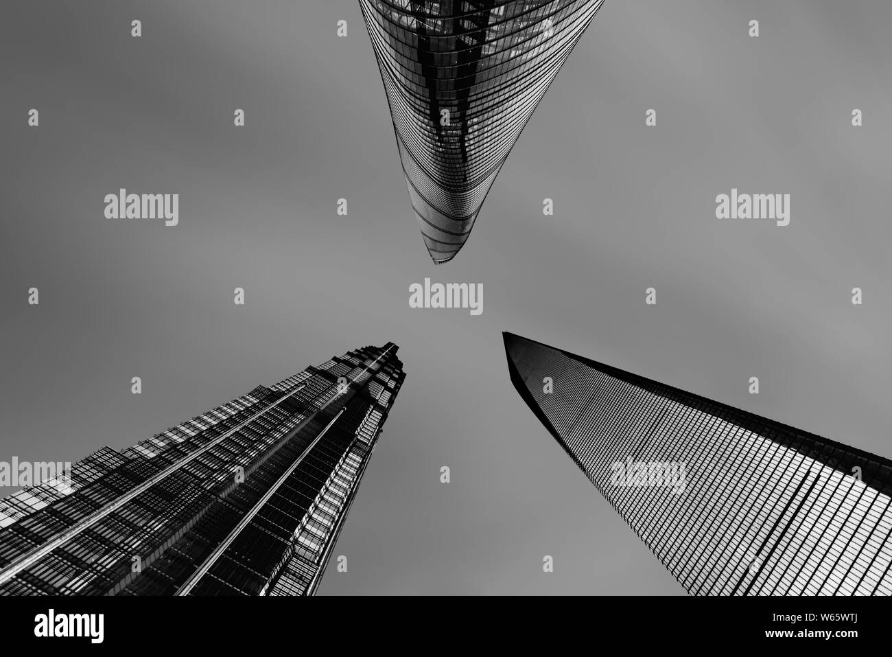 Un ver's eye view de la financier de Lujiazui à Shanghai, la tour droite, le Shanghai World Financial Center, centre, et la tour Jinmao Banque D'Images