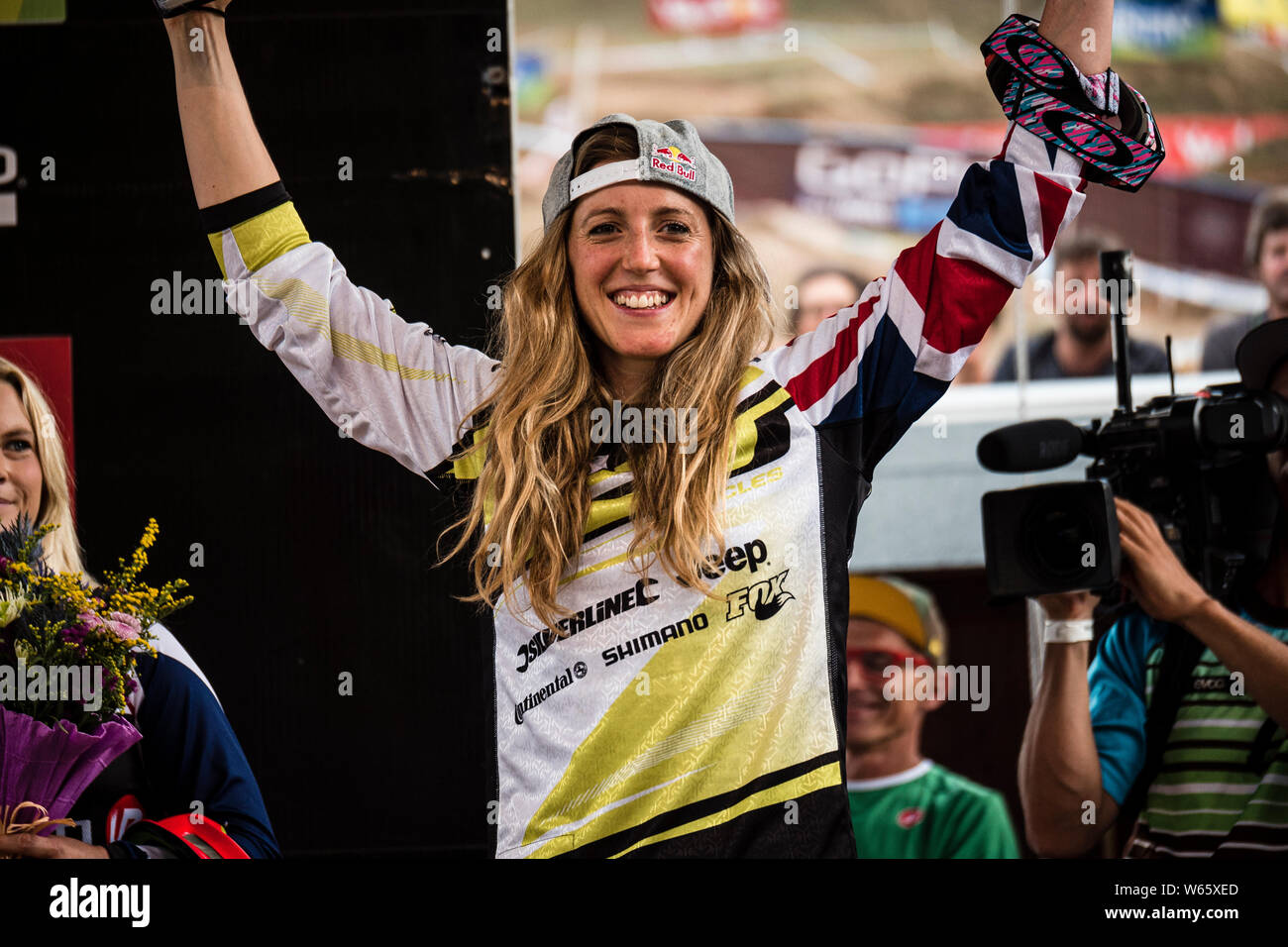 22 AOÛT 2015 - VAL DI SOLE, TRENTINO, en Italie. Rachel Atherton célèbre remportant la Coupe du Monde de vélo de montagne UCI. Banque D'Images
