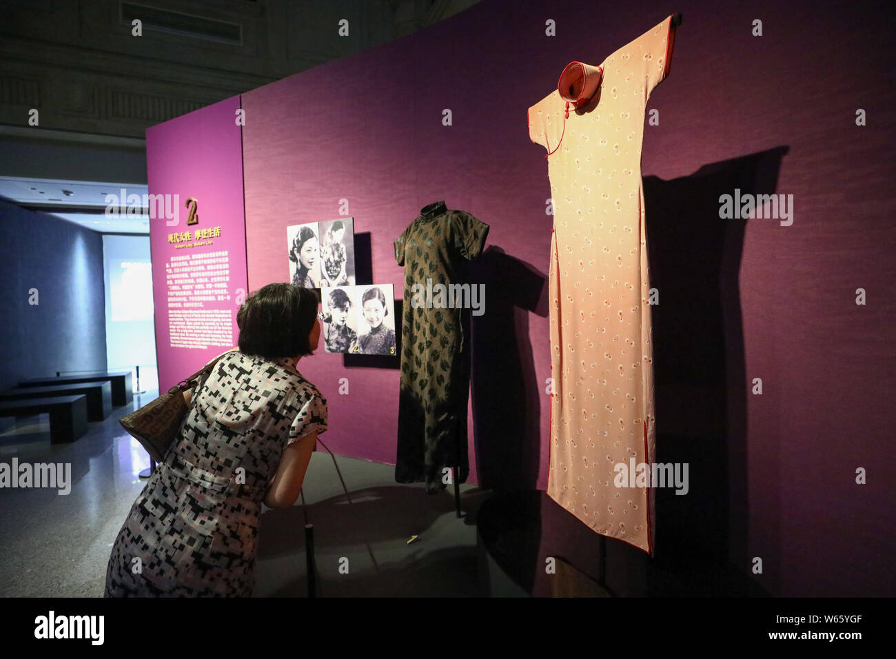 Shanghai Vintage-style robes qipao cheongsam, ou, donnés par collectionneur taiwanais Wang Shuizhong sont sur l'affichage lors de l'exposition au Shanghai Banque D'Images