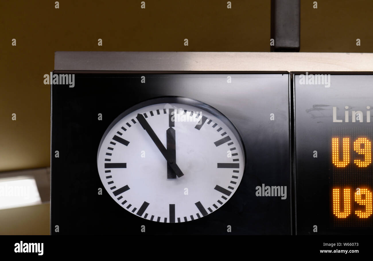 Fuenf Zwoelf Uhr, vor, Berlin, Deutschland, fünf vor zwölf Banque D'Images