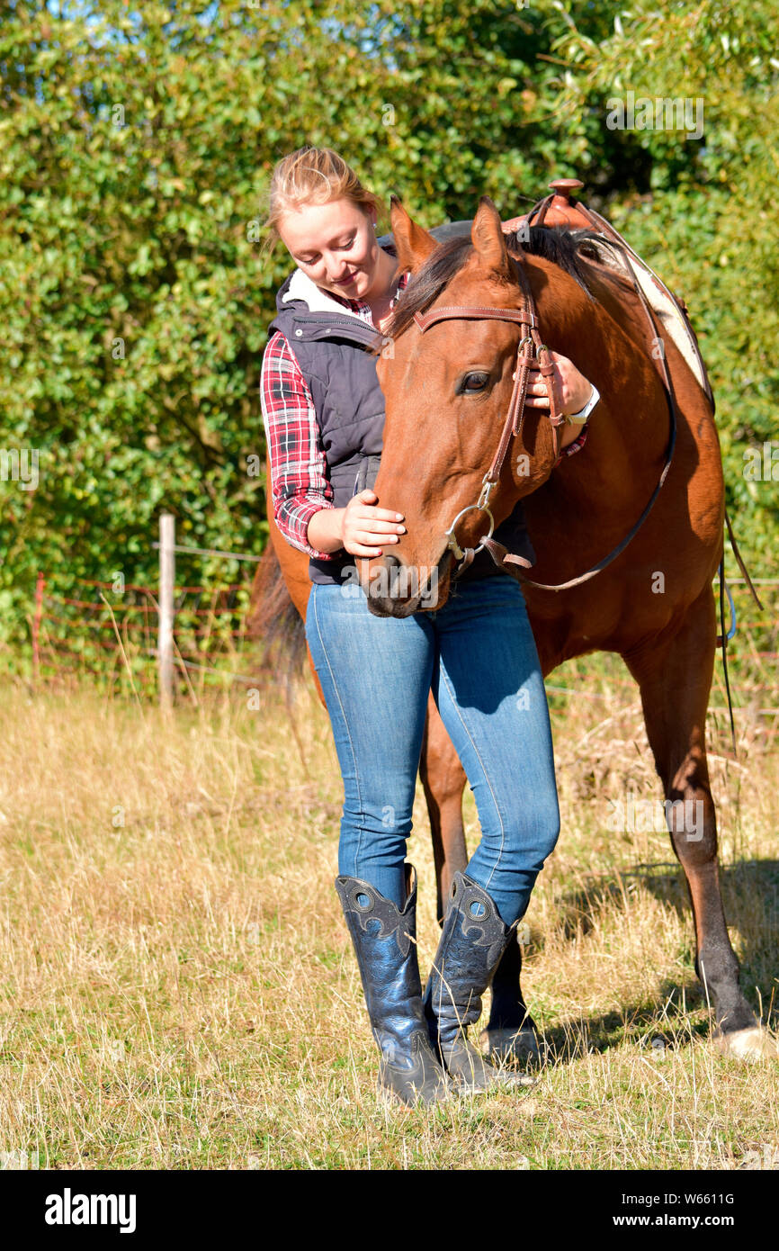 Jeune femme et American Quarter Horse, cheval de l'ouest, la baie, Bai Banque D'Images