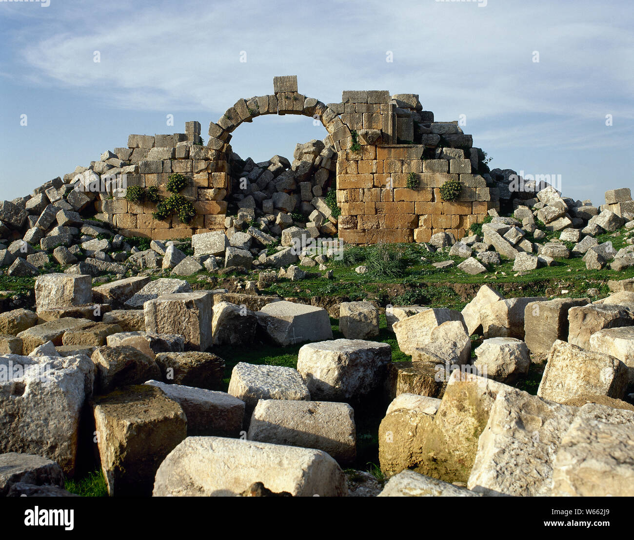 La Syrie. Apamée. Le nord de l'Antioche ou Gate. Roman. 2ème ANNONCE de siècle. À la fin du Cardo Maximus. (Photo prise avant la guerre civile). Banque D'Images