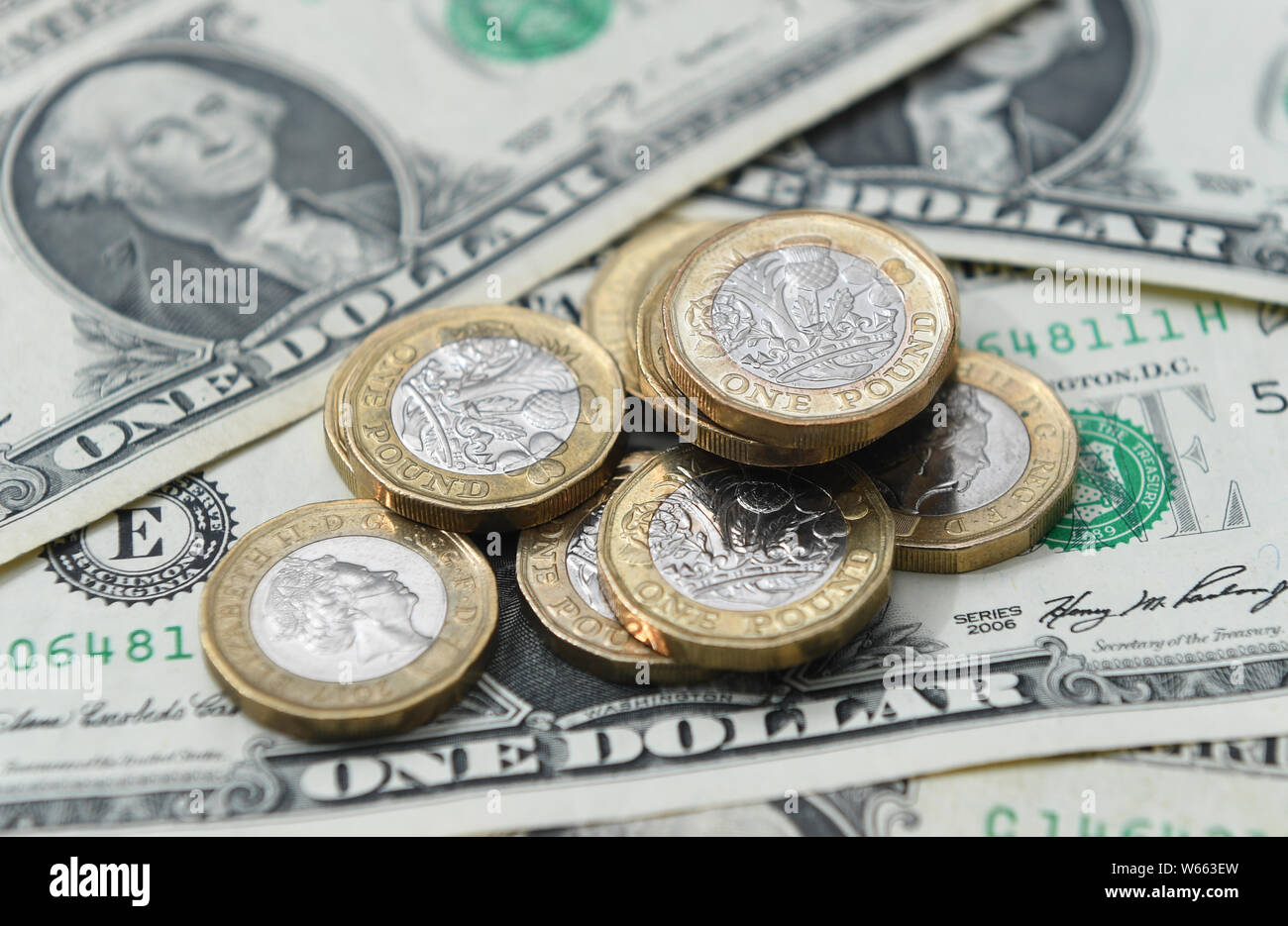 United States dollar bills and UK livre sterling de monnaie. Banque D'Images