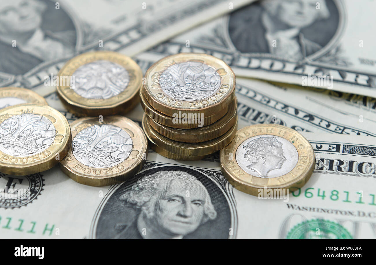 United States dollar bills and UK livre sterling de monnaie. Banque D'Images