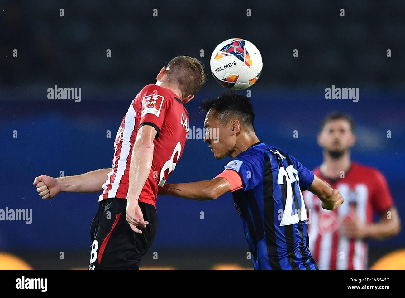 Steven Davis, gauche, de Southampton F.C. chefs la balle contre Wu Xi de Jiangsu Suning au cours de la Super Coupe des clubs 2018 à Shanghai, la Chine de l'Est de l'AC Banque D'Images