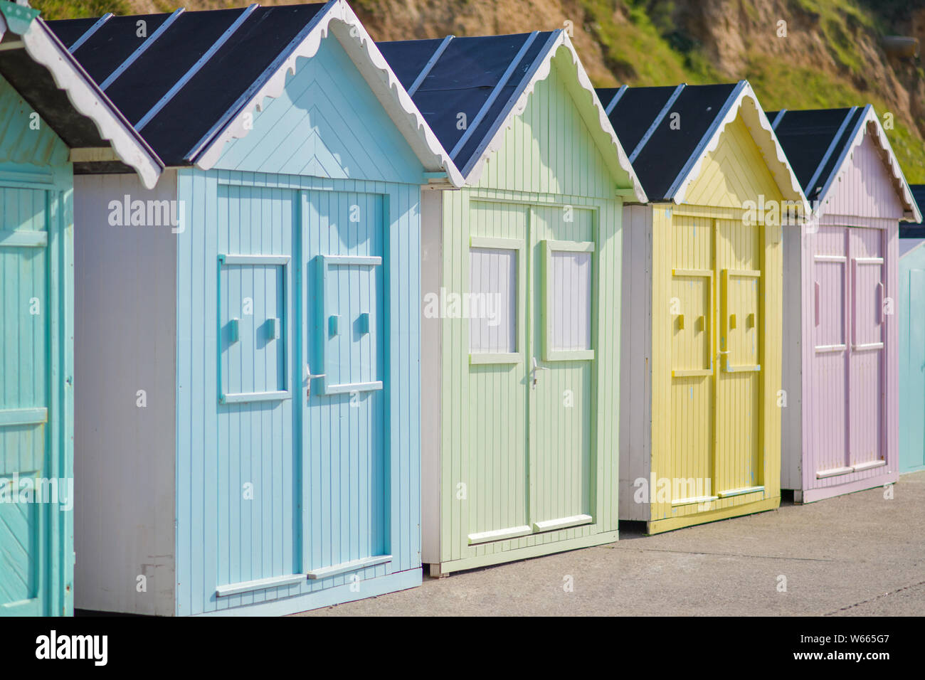 Maisons en bois de couleur sur l'océan, Saint Aubin sur mer Banque D'Images