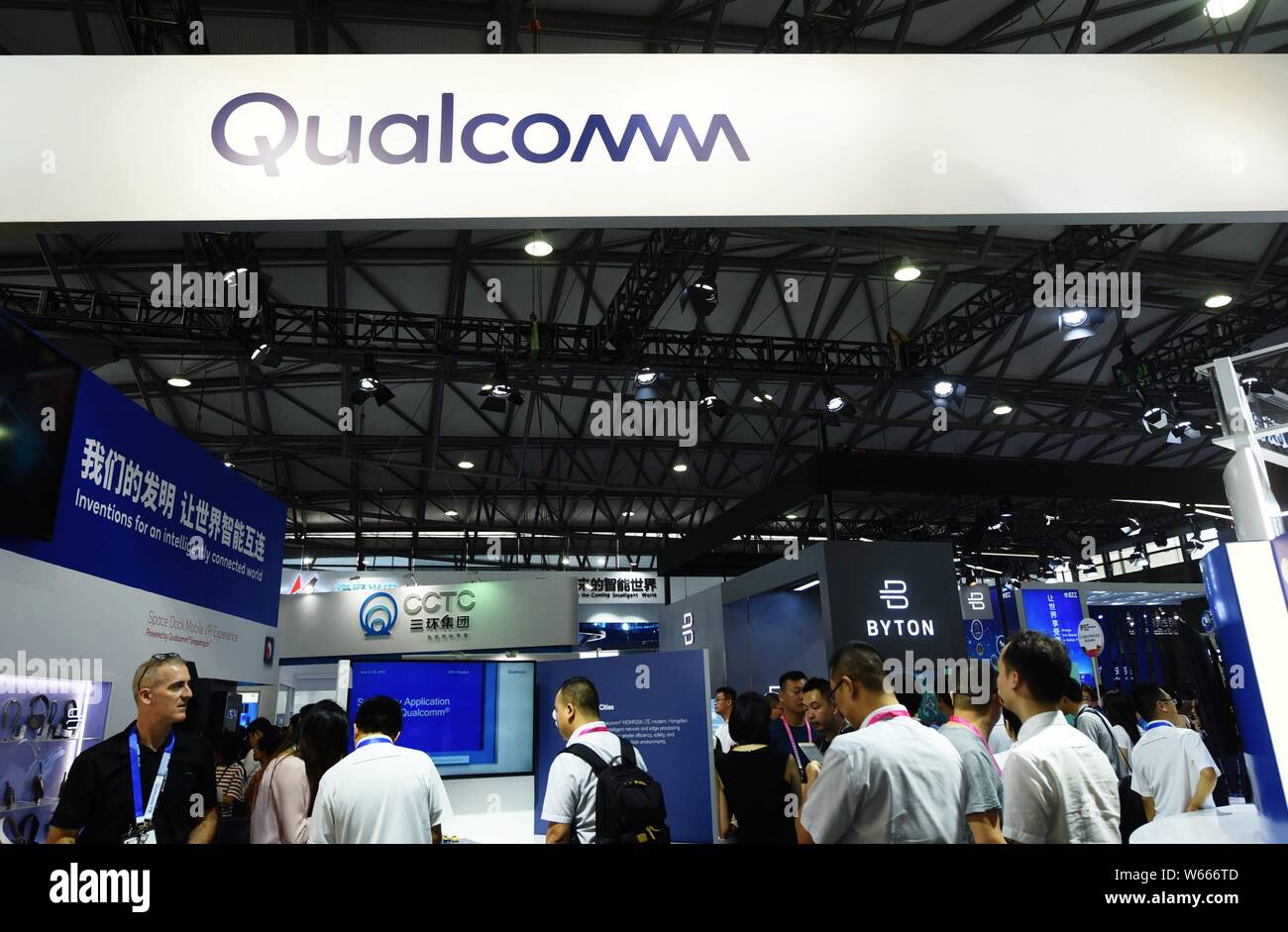 --FILE--personnes visitent le stand de Qualcomm au cours du Mobile World Congress 2018 (MWC) à Shanghai, Chine, 27 juin 2018. Qualcomm Inc, le b Banque D'Images