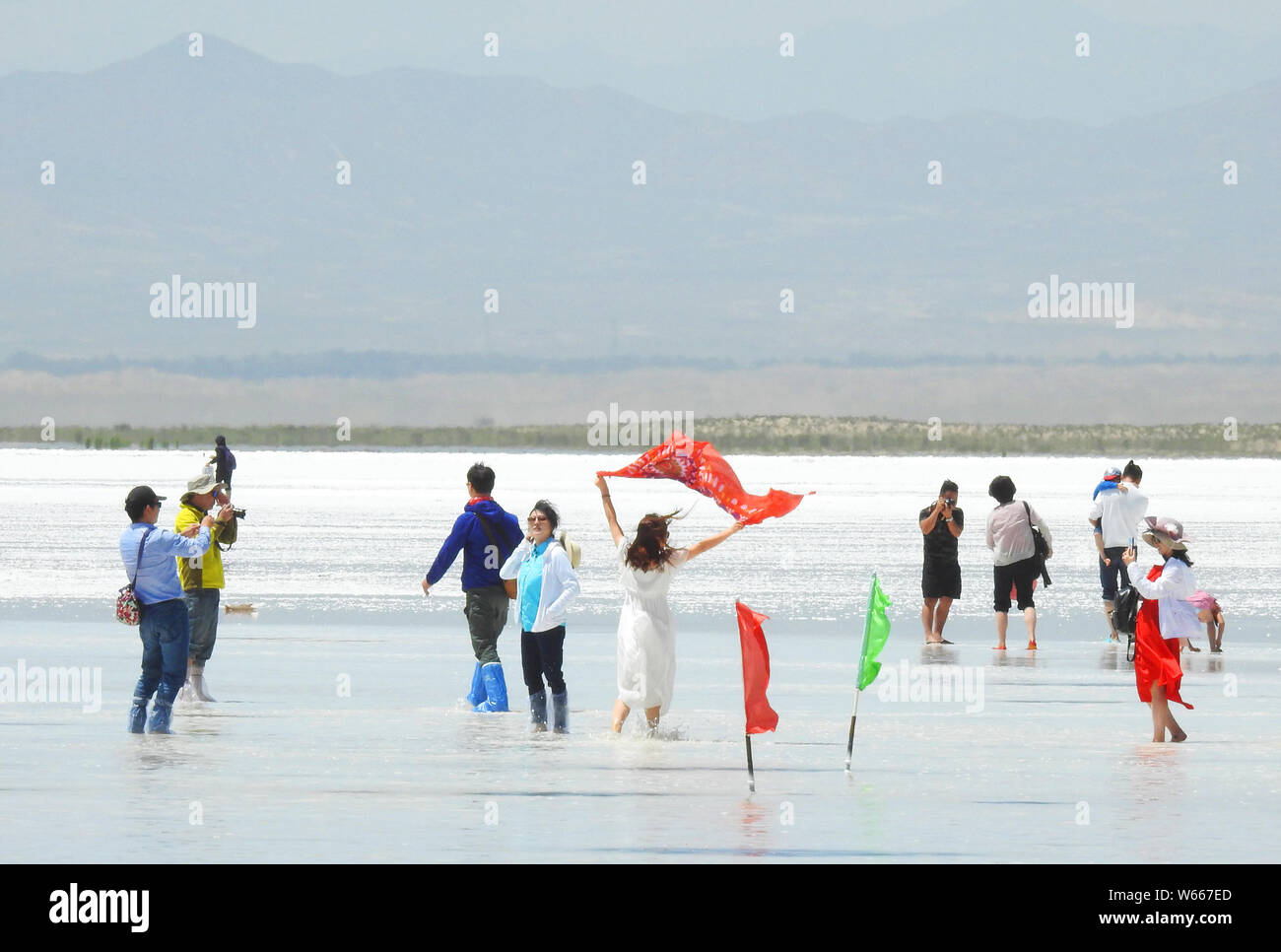 Les touristes visitent la Chaka Salt Lake dans le comté de Ulan, Haixi mongole et, dans la préfecture autonome tibétaine de la province de Qinghai en Chine, 20 juillet 2018. Banque D'Images