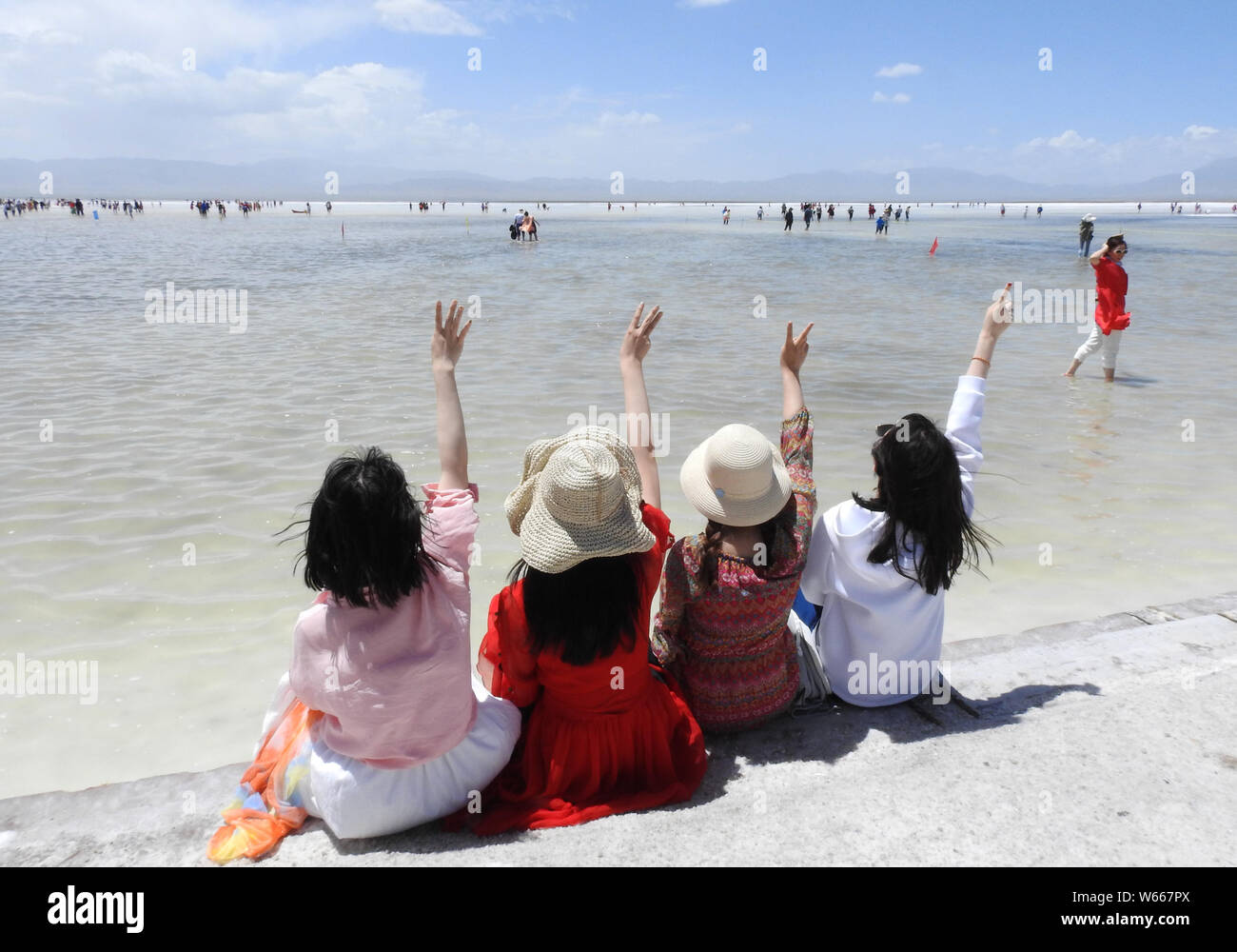 Les touristes visitent la Chaka Salt Lake dans le comté de Ulan, Haixi mongole et, dans la préfecture autonome tibétaine de la province de Qinghai en Chine, 20 juillet 2018. Banque D'Images