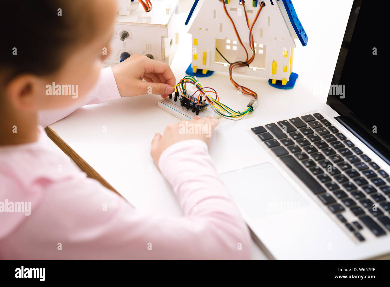 Programmation d'écolière robot avec ordinateur portable at lesson Banque D'Images