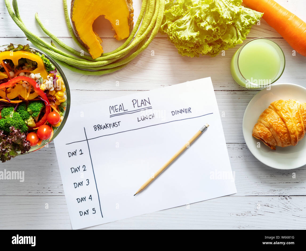 Le contrôle des calories, repas, régime alimentaire et perte de poids concept. Vue de dessus de table repas sur papier avec salade, jus de fruits, pain et légumes Banque D'Images