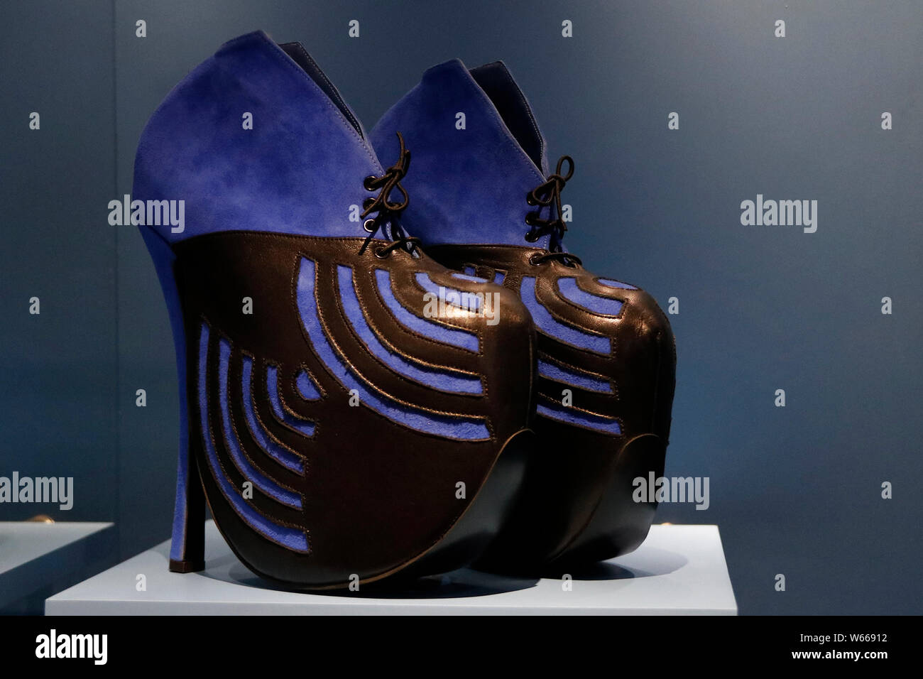 Les chaussures sont exposées lors de l'exposition acclamé par la critique : "Le plaisir et la douleur", tenue par le Victoria and Albert Museum à Pékin, Chine, 28 Juillet Banque D'Images