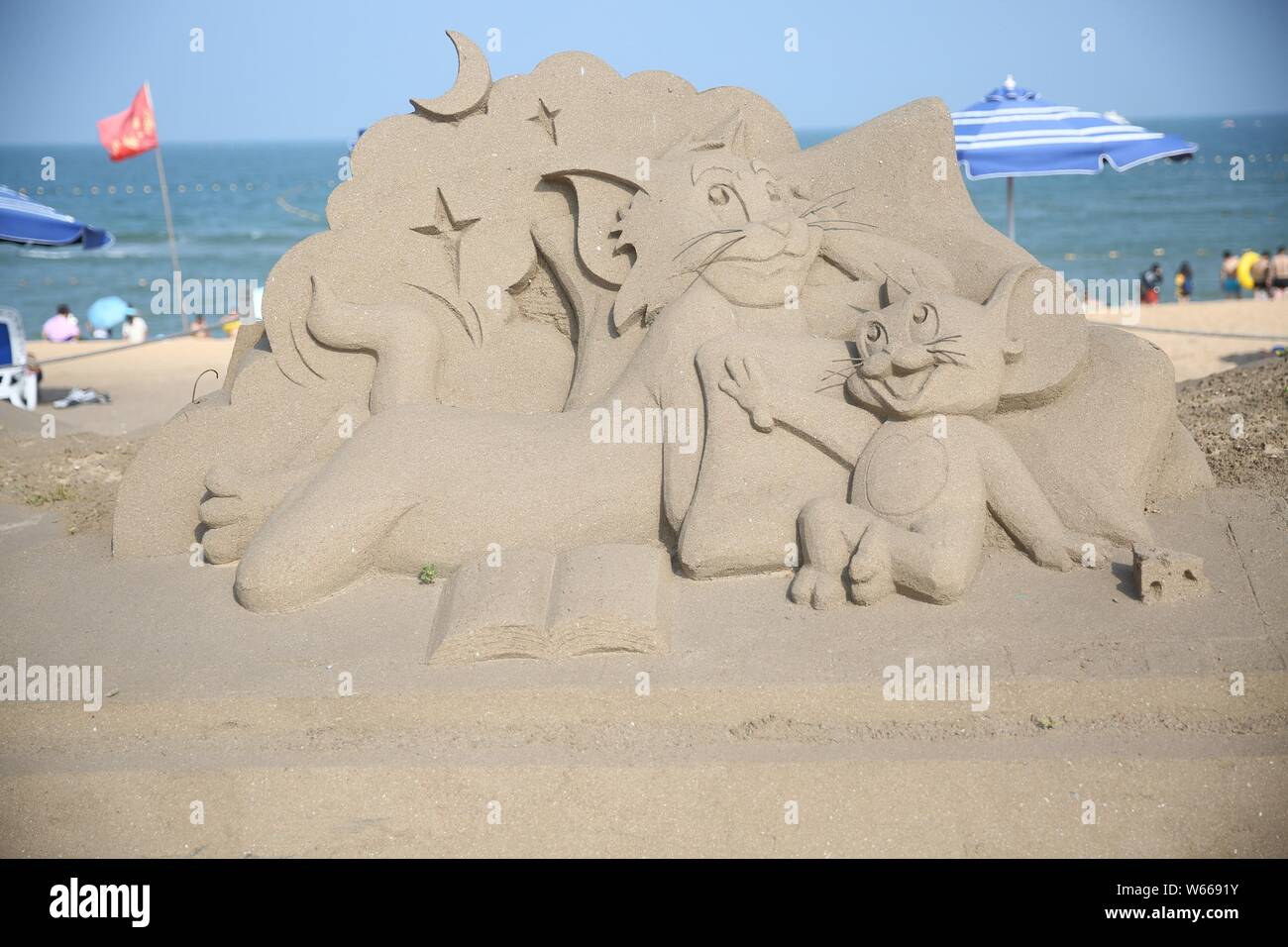 Une sculpture de sable de caractères à partir de la série d'animation américaine 'Tom et Jerry' est sur l'affichage sur une plage à Shanghai, la Chine de l'est la province de Shandong, 2 Banque D'Images