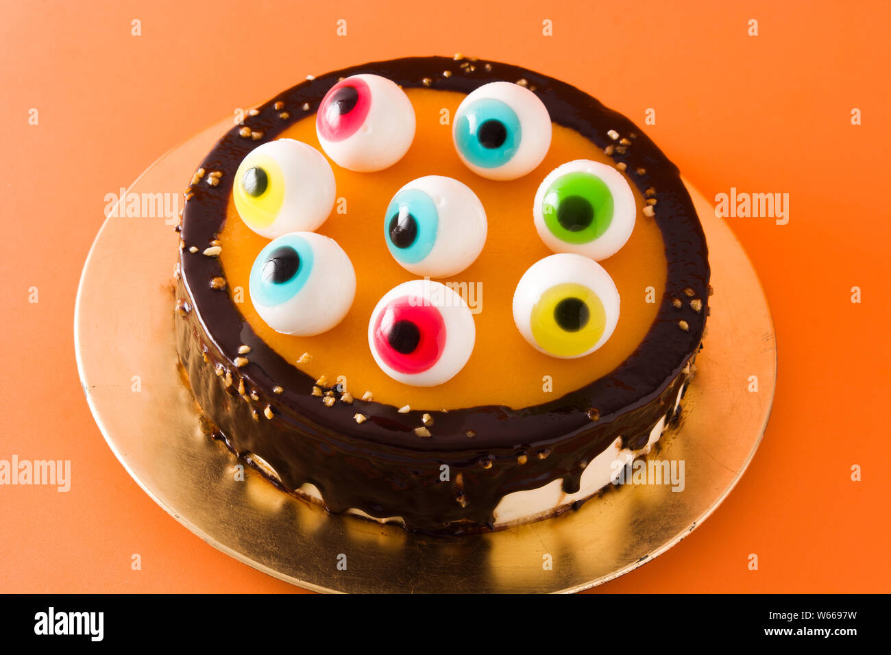Gateau De Bonbons Halloween Decoration Yeux Sur Fond Orange Photo Stock Alamy