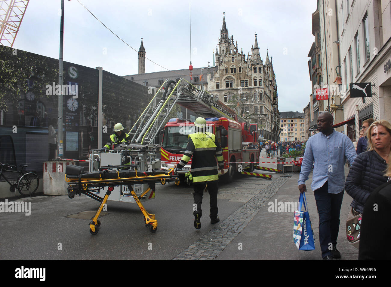 Fonctionnement en ambulance par camion d'incendie. Pompiers et passants dans le centre-ville, Munich, Allemagne. Banque D'Images